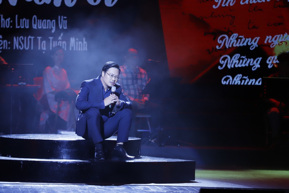 Trong chương đầu ‘Hồn dân tộc dậy ta làm thi sỹ,’ Nghệ sỹ Ưu tú Tạ Tuấn Minh đọc bài ‘Việt Nam ơi.’ Tuy sáng tác ở những giai đoạn khác nhau, các tác phẩm như ‘Việt Nam ơi,’ ‘Người cùng tôi,’ ‘Nói với mình và các bạn’ đều tha thiết một tình yêu dành cho đất nước, sự xót thương cho mỗi phận người. (Ảnh: PV/Vietnam+) 