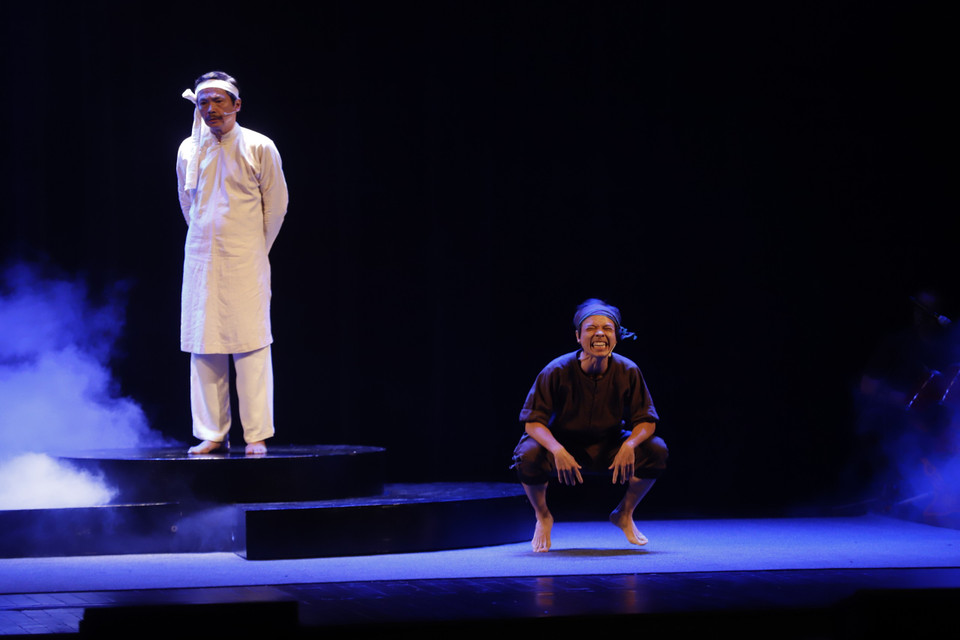 Trong chương 3, Đoàn kịch LucTeam của Nghệ sỹ Ưu tú Trần Lực mang tới nhiều đổi mới khi thể hiện trích đoạn của vở 'Hồn Trương Ba-Da Hàng Thịt.' Đây là vở kịch thành công nhất của Lưu Quang Vũ, đem lại cho ông hàng loạt giải thưởng trong nước và quốc tế. (Ảnh: PV/Vietnam+)