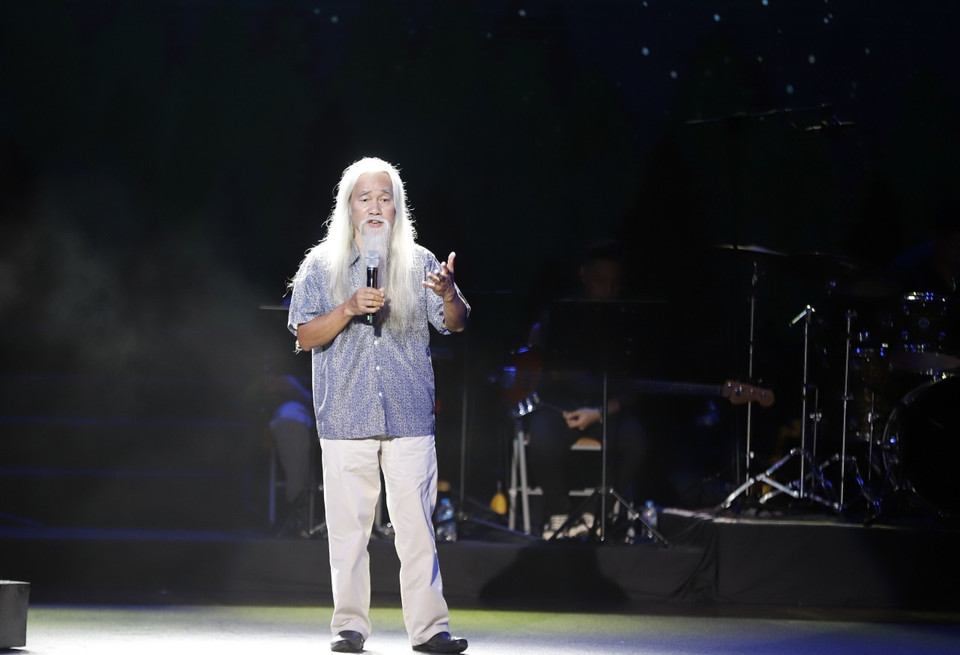 Nhà phê bình văn học Phạm Xuân Nguyên chia sẻ: ‘Với Lưu Quang Vũ, người ta hay nói tới kịch, nhưng với cá nhân tôi, thơ ca của của anh mới là thứ đi cùng thời đại. Đó là tiếng thơ thiết tha, khắc khoải về vận nước, vận đời, vận con người. Anh viết một cách thấm thía, đau đớn với nhiều nốt trầm về sự đau thương, khốn khổ. Tiếng thơ ấy còn đồng vọng tới hôm nay, vẫn sống cùng mỗi chúng ta.’ (Ảnh: PV/Vietnam+)