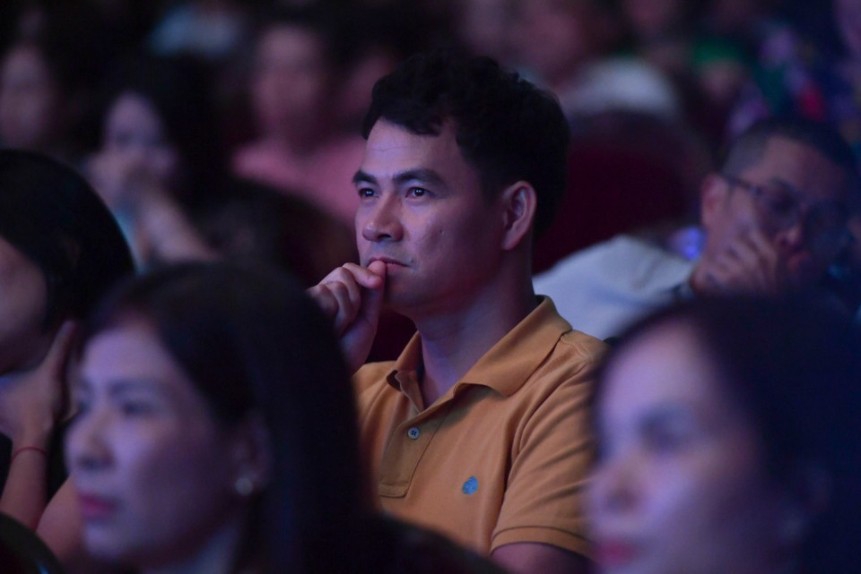 Giám đốc Nhà hát Kịch Việt Nam, Nghệ sỹ Ưu tú Xuân Bắc ngồi ở hàng ghế khán giả theo dõi chương trình. (Ảnh: PV/Vietnam+)