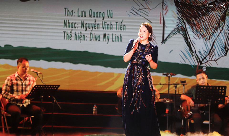 Chương 4 gồm một loạt ca khúc phổ thơ Lưu Quang Vũ-Xuân Quỳnh. Qua sự trình bày của diva Mỹ Linh, ca khúc 'Gió và tình yêu thổi trên đất nước tôi' do Nguyễn Vĩnh Tiến phổ nhạc trở thành cái kết tuyệt đẹp ở cuối chương trình, với đầy sự tự hào, kiêu hãnh và hy vọng.(Ảnh: PV/Vietnam+)