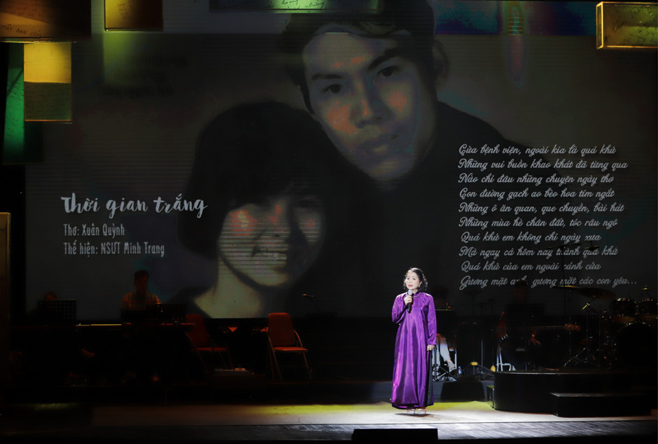 Nghệ sỹ Ưu tú Minh Trang đọc bài thơ 'Thời gian trắng' (Xuân Quỳnh) viết tháng 6/1988. Đây là một trong những bài thơ cuối cùng của nữ sỹ. (Ảnh: PV/Vietnam+)