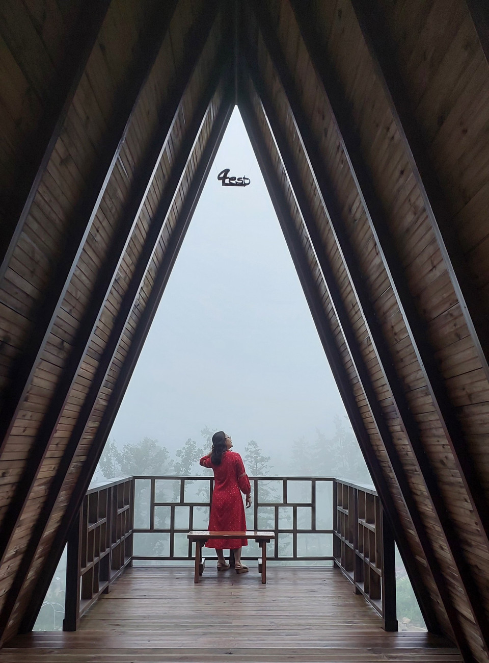 Một điểm check-in chụp ảnh tại 4est. Nhiều chiếc loa được treo trên cây, bố trí dọc đường mòn trong vườn thực vật, phát các bản nhạc phim hoạt hình Ghibli hoặc những bản piano nổi tiếng của nghệ sỹ Yiruma. Không gian yên tĩnh, âm nhạc dìu dặt mang đến sự thư thái cho du khách. (Ảnh: Minh Thu/Vietnam+) 