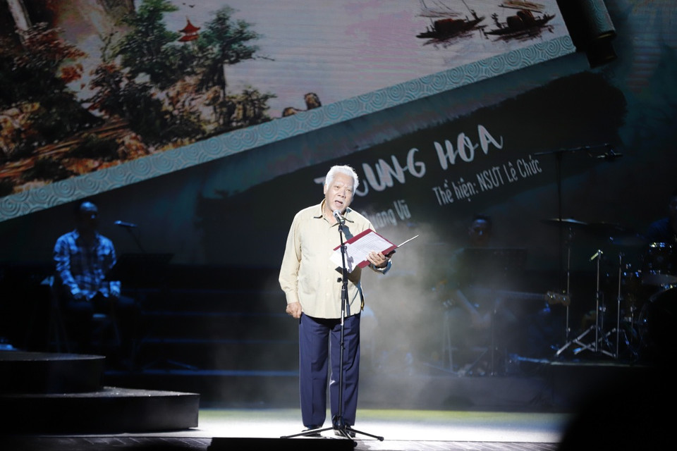  Với những giọng đọc thơ hàng đầu như Nghệ sỹ Ưu tú Lê Chức, Nghệ sỹ Ưu tú Tạ Tuấn Minh, Nghệ sỹ Ưu tú Đỗ Kỷ, nguồn cảm hứng công dân trong thơ Lưu Quang Vũ được tái hiện mạnh mẽ, với cả những xót xa, cả băn khoăn và trăn trở, tạo nên nhiều xúc động. (Ảnh: PV/Vietnam+)