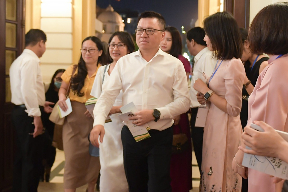 Tổng Biên tập Báo Nhân Dân Lê Quốc Minh là một trong số khán giả đến thưởng thức chương trình. (Ảnh: PV/Vietnam+)