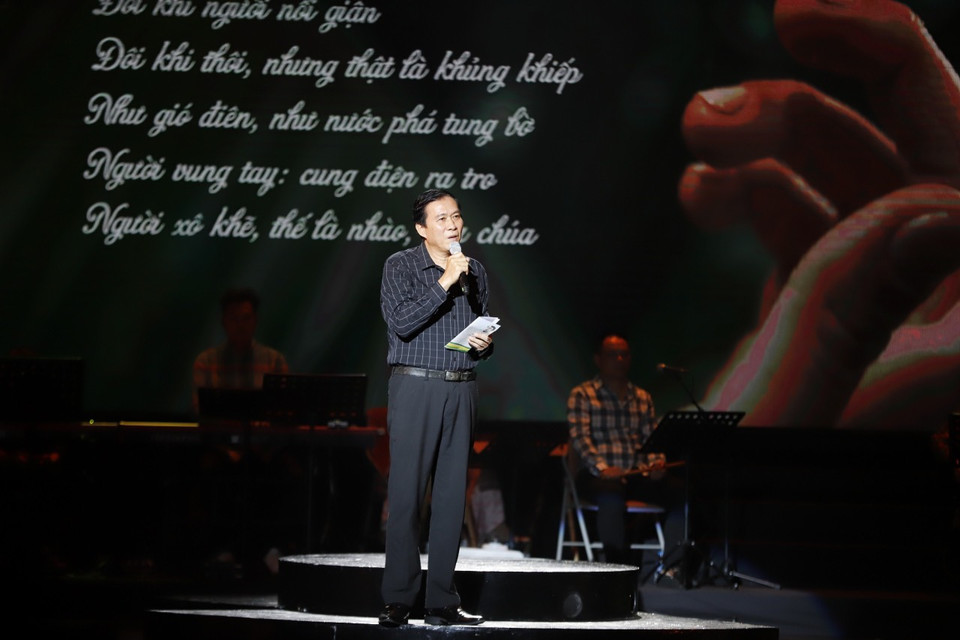  Nghệ sỹ Ưu tú Đỗ Kỷ đọc thơ Lưu Quang Vũ. (Ảnh: PV/Vietnam+)