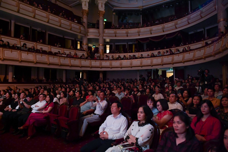 Tối 16/8, đêm thơ-nhạc-kịch "Gió và tình yêu thổi trên đất nước tôi" đã diễn ra tại Nhà hát lớn Hà Nội. Với thời lượng 120 phút và chia thành 4 phần lớn, chương trình đưa khán giả qua nhiều miền cảm xúc khác biệt: Tự hào, bi thương, tiếc nuối và trân trọng. (Ảnh: PV/Vietnam+)