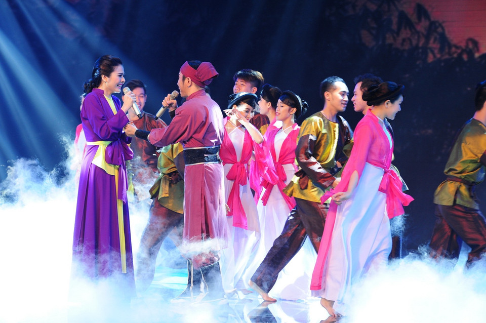 Cùng với các nghệ sỹ hỗ trợ, họ đã kể lại câu chuyện ‘Thiếu phụ Nam Xương’ đầy xúc động. Đây có lẽ là tiết mục duy nhất trong đêm liveshow khiến khán giả cảm thấy thực sự xúc động bởi sự sâu lắng trong cả cách hát và diễn (Ảnh: Lý Võ Phú Hưng)