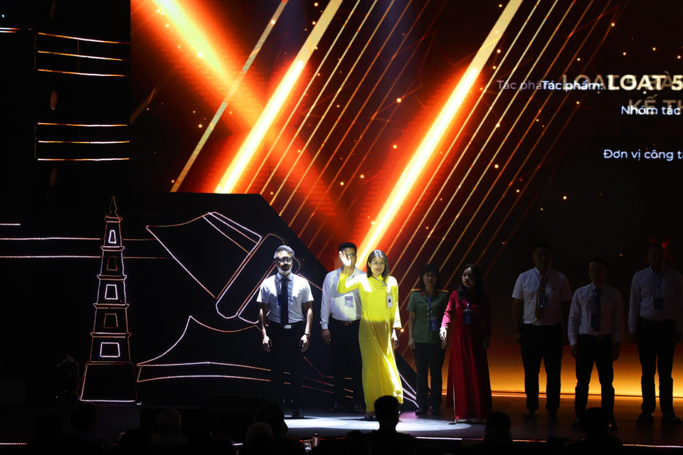 Đại diện nhóm tác giả Ban Biên tập tin Kinh tế, Thông tấn xã Việt Nam có tác phẩm đoạt giải C. (Ảnh: Hoài Nam/Vietnam+)