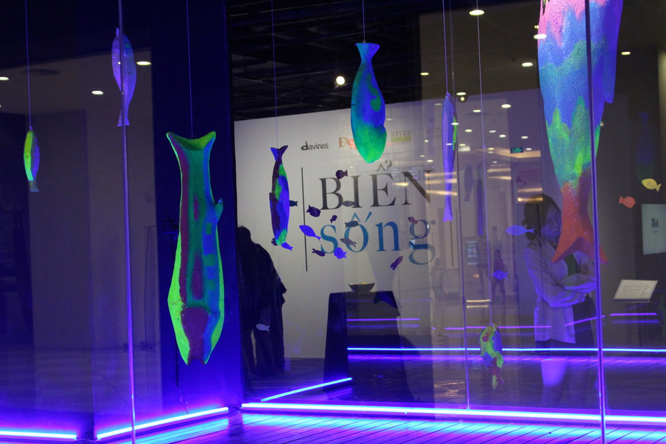 'Biển sống' là tên của buổi triển lãm Davines Art lần 8. Cùng dự án Ocean Keeper (Người gìn giữ đại dương), 'Biển sống' truyền đi thông điệp bảo vệ môi trường đại dương. Triển lãm mở cửa đón khách tham quan kể từ ngày 21/10 đến 30/10 tại Trung tâm nghệ thuật đương đại VCCA, Vincom Royal City, 72 Nguyễn Trãi, Hà Nội. (Ảnh: Minh Anh/Vietnam+)