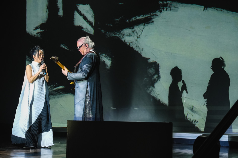 Ca sỹ Hồng Nhung và nhạc sỹ Nguyên Lê (Pháp) trình diễn "Cát bụi" và "Rồi như đá ngây ngô." (Ảnh: CTV/Vietnam+)