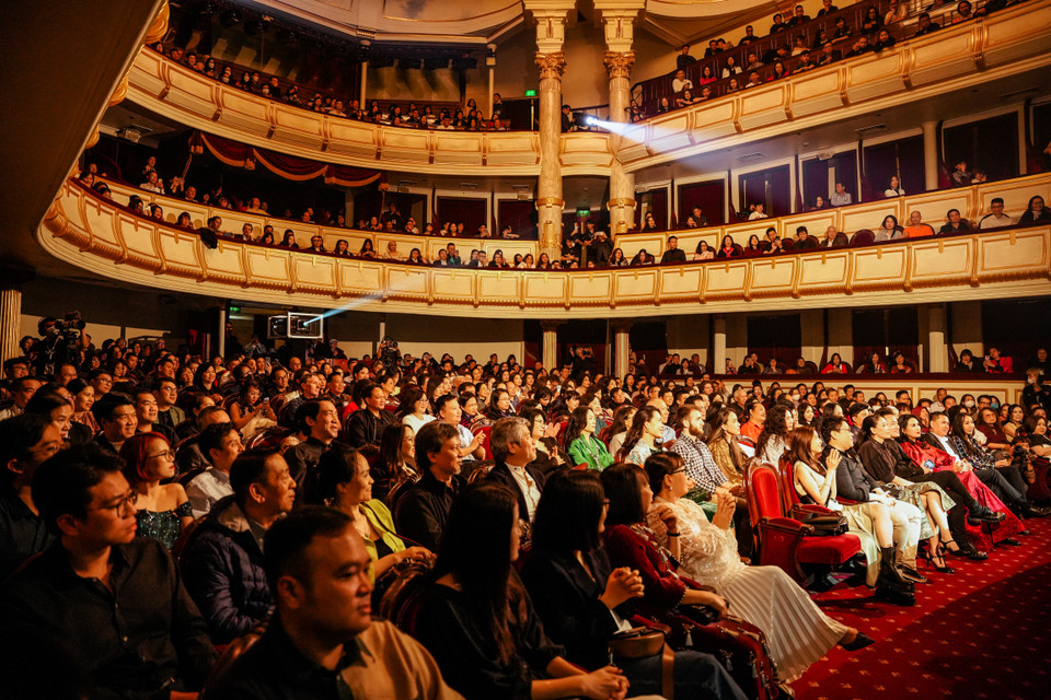 Tối 11/3, đêm nhạc “Bống là ai” diễn ra tại Nhà hát Lớn Hà Nội. Khán phòng đông kín khán giả. Các nghệ sỹ sẽ có một buổi biểu diễn nữa tại đây vào tối nay, 12/3. (Ảnh: CTV/Vietnam+)