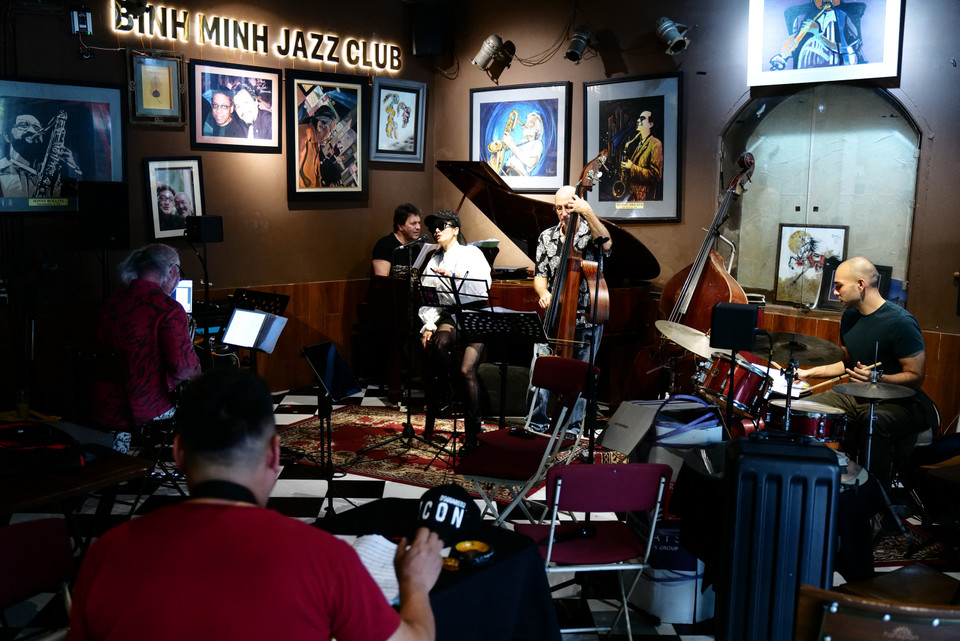 Trước khi biểu diễn, diva Hồng Nhung tập luyện cùng các nghệ sỹ quốc tế tại Bình Minh Jazz Club. (Ảnh: CTV/Vietnam+)