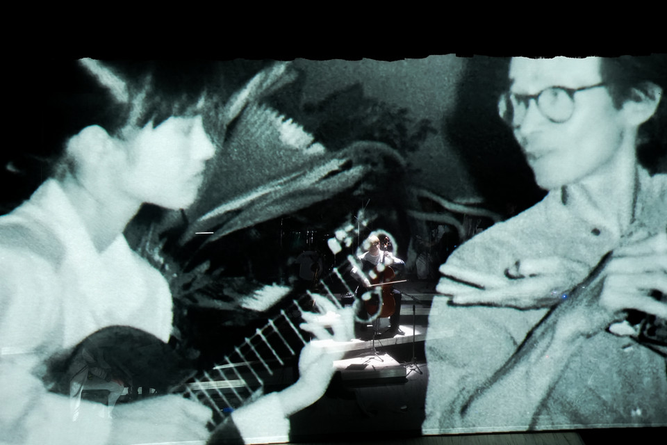 Những hiệu ứng kỹ xảo đẹp mắt, ẩn mình phía sau các hình ảnh nhạc sỹ Trịnh Công Sơn là các nghệ sỹ chơi nhạc đầy nhiệt huyết. (Ảnh: CTV/Vietnam+)