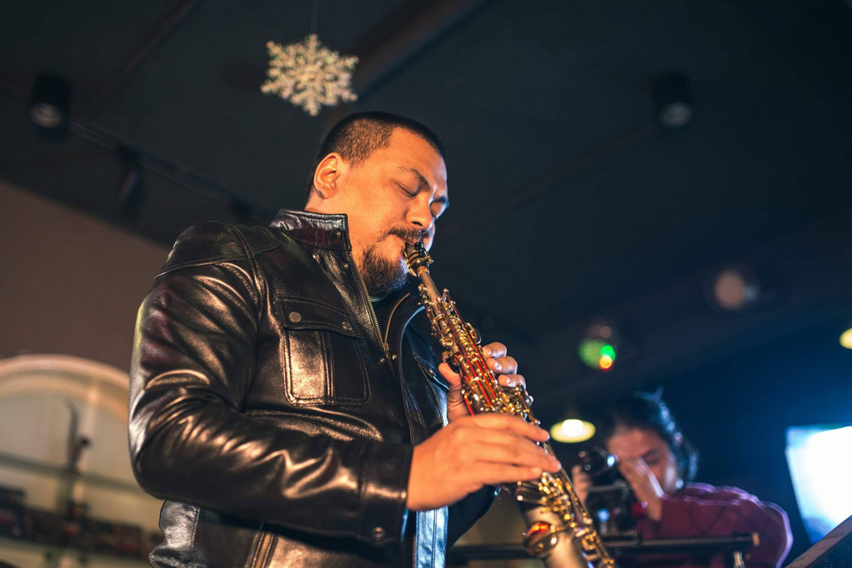 Nghệ sỹ saxophone Quyền Thiện Đắc chia sẻ: “Giọng hát của ca sỹ Hồng Nhung là một phần của ban nhạc, và ban nhạc cũng là một phần của giọng hát ấy. Hồng Nhung không muốn tất cả chỉ để phục vụ riêng cho giọng hát của mình, mà chị muốn mang đến một chiếc áo mới cho âm nhạc của Trịnh Công Sơn.” (Ảnh: CTV/Vietnam+)