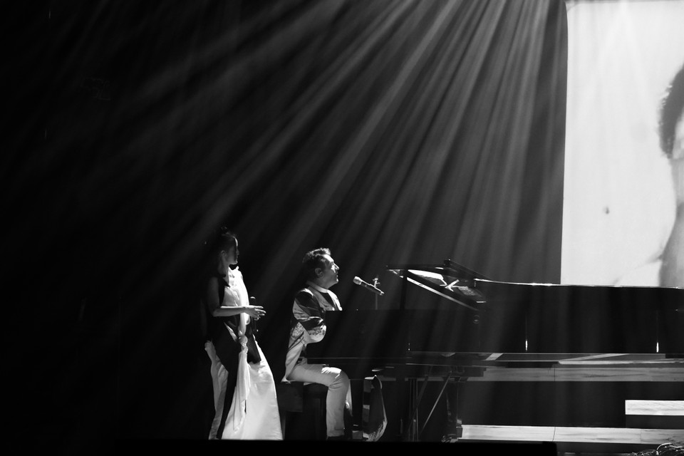 Nghệ sỹ piano và trumpet - Jean Sabatien Simonoviez (Pháp) phối khí cho ca khúc "Diễm xưa". (Ảnh: CTV/Vietnam+)