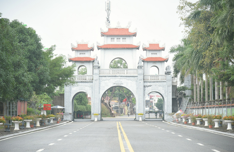 Theo ông Nguyễn Trọng Phan - Trưởng Phòng kinh tế huyện Mê Linh, khu vực cổng vào Đền Hai Bà Trưng sẽ là nơi trưng bày cho festival, gồm loạt các chậu hoa, thảm hoa, tiểu cảnh, bonsai... với tổng số lượng lên đến hơn 1000. (Ảnh: Minh Anh/Vietnam+)