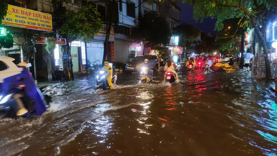 Mưa ngập tại đường Chiến Thắng, quận Hà Đông. (Ảnh: PV/Vietnam+)