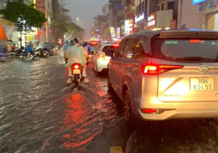 Các phương tiện lưu thông chậm chạp trên đường Bạch Mai. (Ảnh: PV/Vietnam+)
