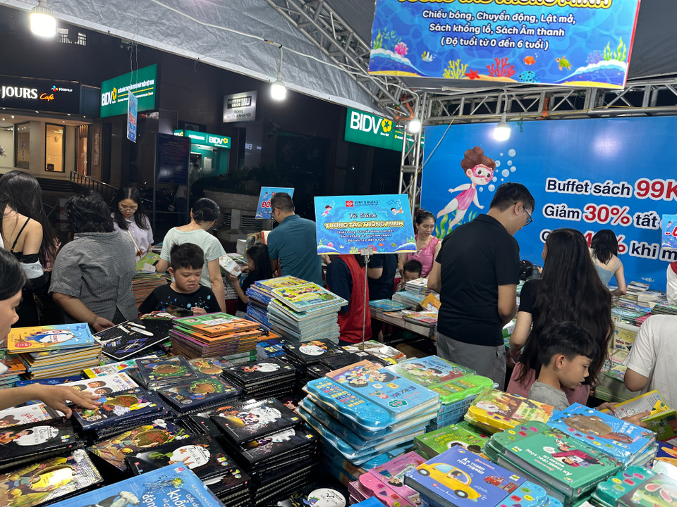 Ngày Quốc tế Thiếu nhi 1/6 năm nay trùng vào ngày nghỉ cuối tuần, nhiều phụ huynh đã tranh thủ đưa con đến các hội sách để lựa chọn những cuốn sách phù hợp với lứa tuổi. (Ảnh: PV/Vietnam+)