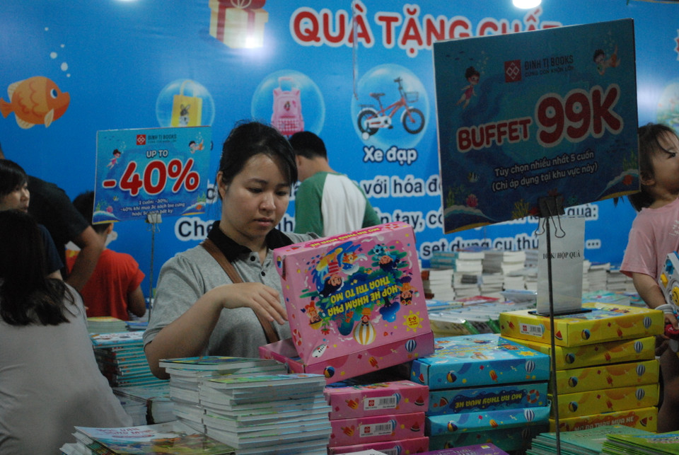 Thị trường sách ngày càng đa dạng, các thể loại sách cùng hình thức hấp dẫn, bắt mắt. (Ảnh: PV/Vietnam+)