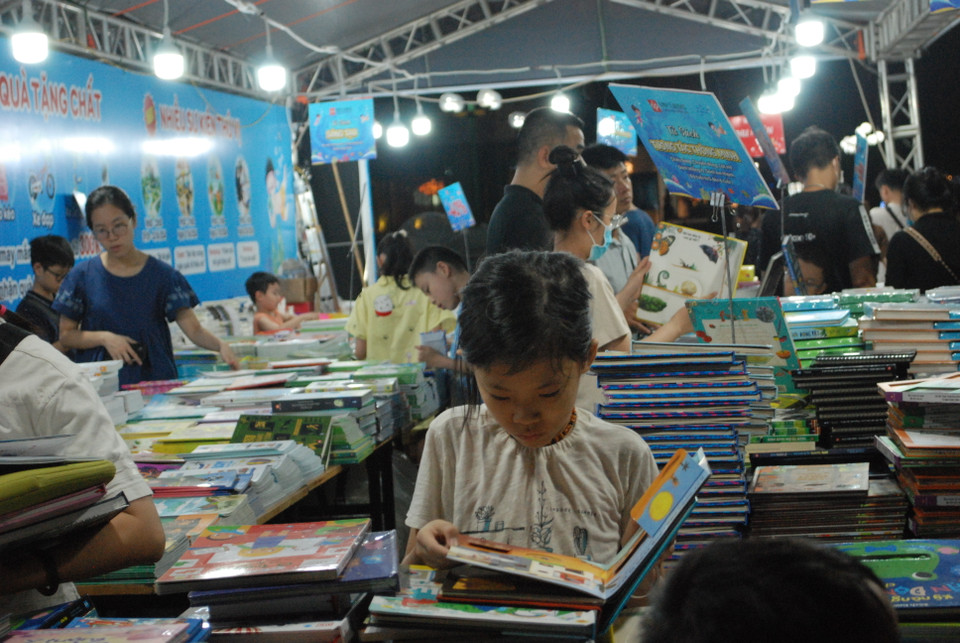 Hội sách Đinh Tị áp dụng ưu đãi "tiệc buffet sách" mua thả ga chỉ 99 nghìn đồng, giảm tới 40% toàn bộ sách có mặt tại Hội sách, chương trình sách đồng giá tri ân khách hàng chỉ từ 5 nghìn đồng/cuốn... (Ảnh: PV/Vietnam+)