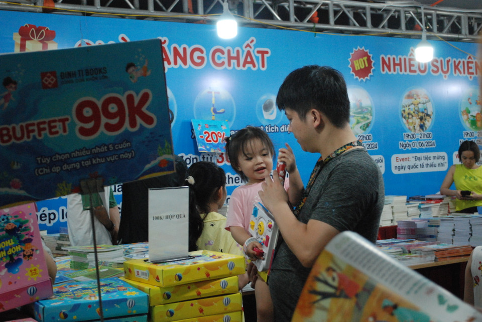 Các phụ huynh vẫn luôn ưu tiên chọn sách làm quà Ngày Quốc tế Thiếu nhi cho con để con có thể hạn chế sử dụng các thiết bị điện tử. (Ảnh: PV/Vietnam+)