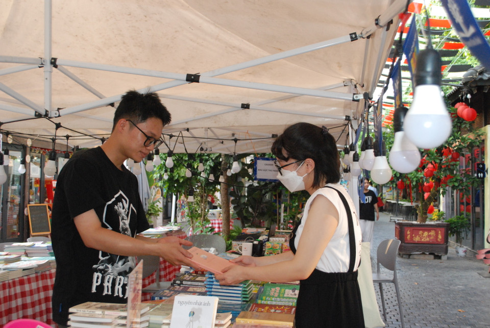 Hội sách không chỉ tạo không gian vui chơi bổ ích, thiết thực và lành mạnh cho các bạn nhỏ mà còn góp phần phát triển và nâng cao văn hoá đọc trong cộng đồng. (Ảnh: PV/Vietnam+)