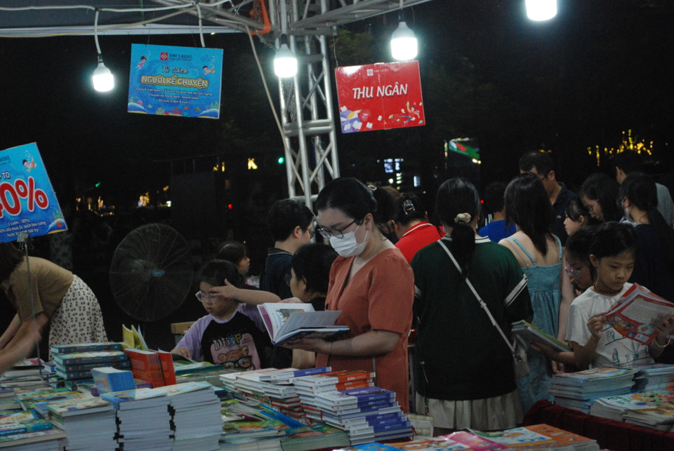 Theo chị Trần Thị Dịu, phụ trách truyền thông của Đinh Tị Books, các bạn nhỏ không chỉ cơ cơ hội được đọc sách miễn phí mà còn được trải nghiệm những bộ sách với công nghệ xuất bản tiên tiến như: Sách tương tác, sách âm thanh, sách chiếu bóng, sách lật mở… (Ảnh: PV/Vietnam+)