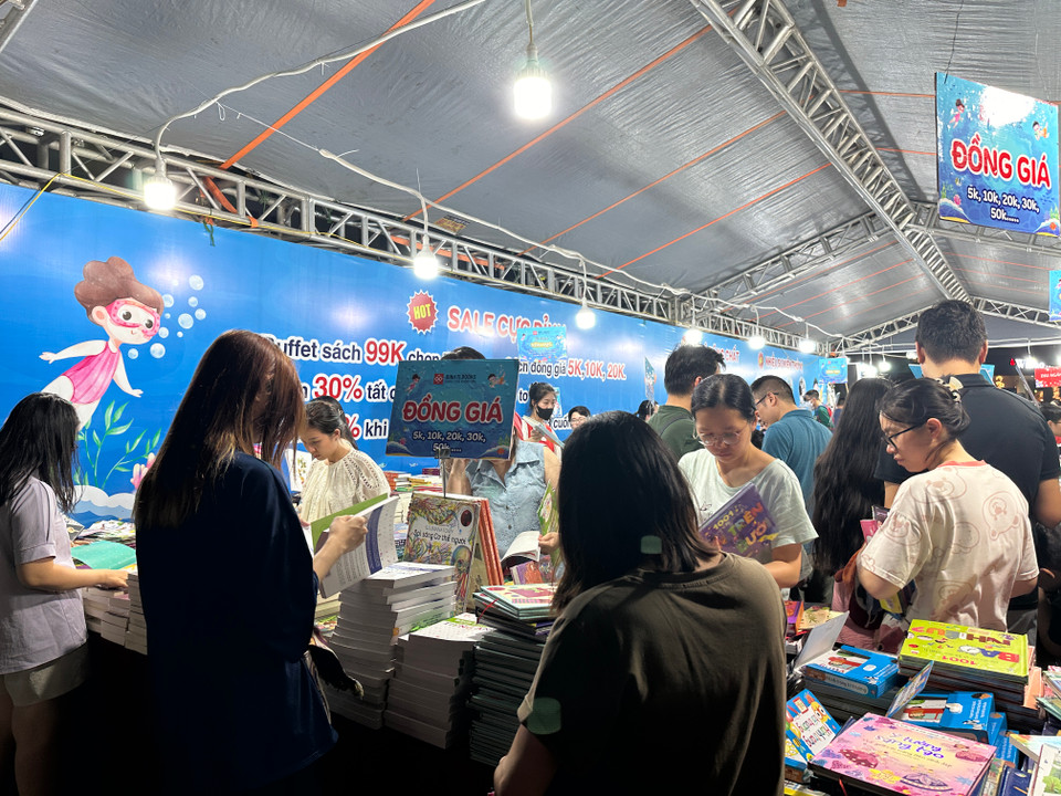 Hưởng ứng Tháng hành động vì trẻ em và chào mừng Ngày Quốc tế Thiếu nhi 1/6, Hội sách Thiếu nhi Đinh Tị Books diễn ra tại Quảng trường 34T Hoàng Đạo Thúy, phường Trung Hòa, quận Cầu Giấy, Hà Nội từ nay đến 2/6. (Ảnh: PV/Vietnam+)