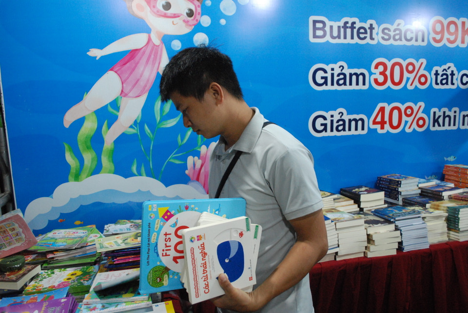 Đầu sách đa dạng cùng nhiều chương trình khuyến mại hấp dẫn khiến cho các hội sách luôn thu hút lượng lớn độc giả. Với mong muốn trẻ em Việt Nam được tiếp cận với nguồn tri thức chất lượng và trải nghiệm sách đến từ các nhà xuất bản hàng đầu thế giới, tất cả các sách mới nhất được mua bản quyền từ các đơn vị uy tín như Usborne, DK…đều góp mặt tại Hội sách Đinh Tị. (Ảnh: PV/Vietnam+)