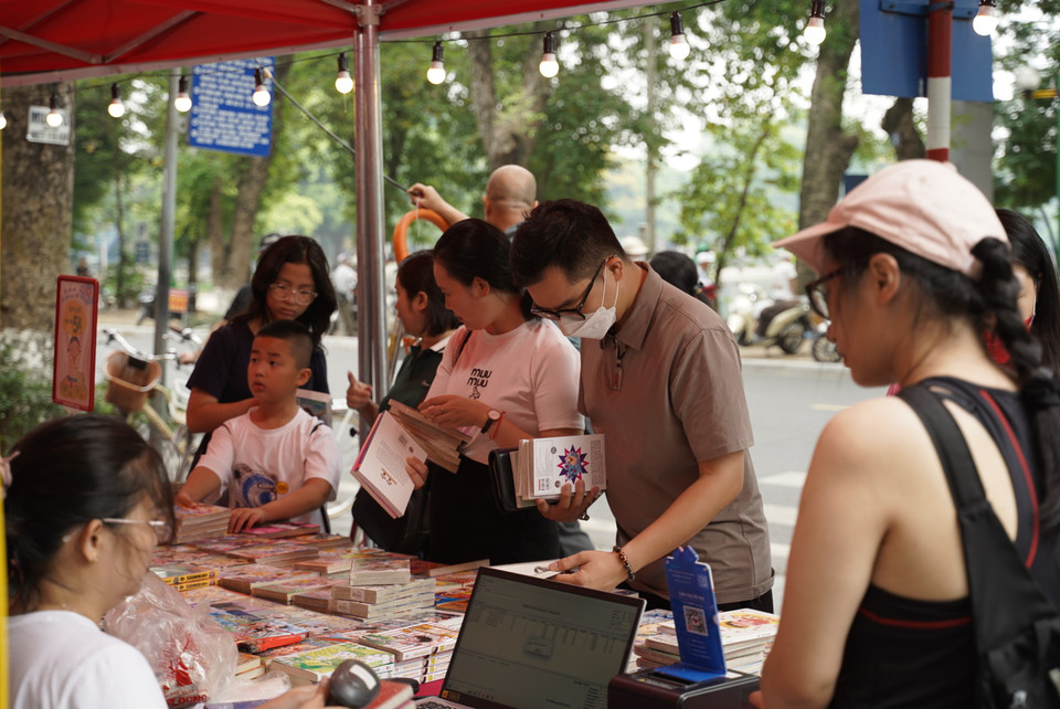 Nhà xuất bản Kim Đồng, đơn vị đi đầu trong mảng sách thiếu nhi cũng tổ chức chương trình khuyến mại Hè với vô vàn tựa sách ưu đãi 50%, 70% và đồng giá 5 nghìn đồng/cuốn tại khu vực 55 Quang Trung, Hà Nội. (Ảnh: PV/Vietnam+)