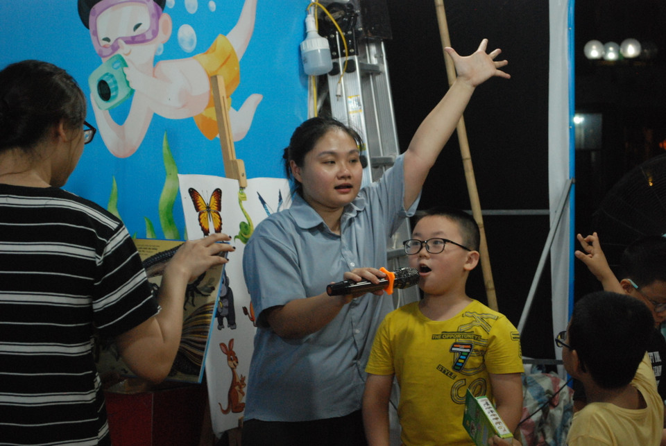 Hội sách gồm nhiều chương trình ưu đãi hấp dẫn cùng các workshop sáng tạo vui nhộn, khuyến khích trẻ em đọc sách. Độc giả có thể tham gia các trò chơi tương tác và nhận những món quà có ý nghĩa. (Ảnh: PV/Vietnam+)