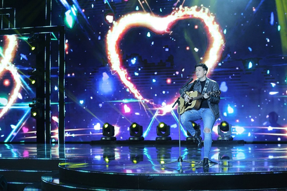 Huỳnh Anh thể hiện khả năng ca hát trên sân khấu 'Gặp gỡ diễn viên truyền hình 2019.' (Ảnh: VFC)