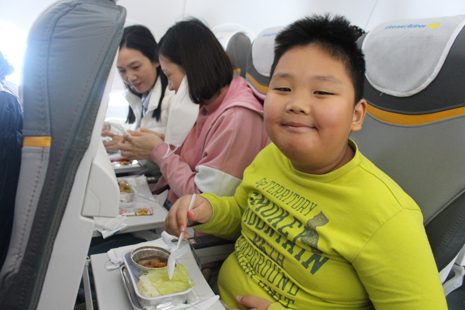 Suất ăn gồm hai lựa chọn: Xôi và thịt kho hoặc món phở xào Hà Nội, phù hợp phục vụ cho mọi lứa tuổi hành khách. (Ảnh: Minh Anh/Vietnam+)