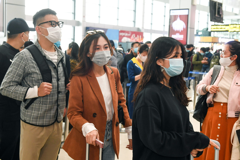 Các khách hàng hào hứng chờ nhận vé cho chuyến bay vào Phú Quốc-thành phố đảo đầu tiên của Việt Nam để 'tránh rét' khỏi đợt lạnh mới tại phía Bắc. (Ảnh: Vietravel)