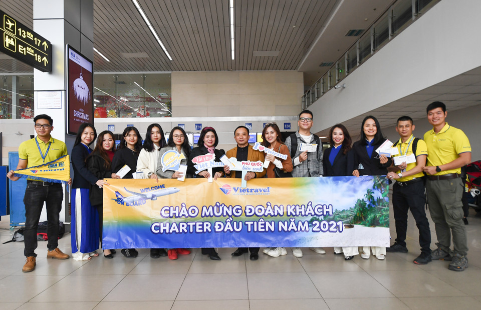 Những khách hàng đầu tiên trên chuyến bay từ Hà Nội vào Phú Quốc, những chuyến bay thương mại thuê chuyến (charter) háo hức với kỳ nghỉ cuối tuần tại đảo ngọc. (Ảnh: Minh Anh/Vietnam+)