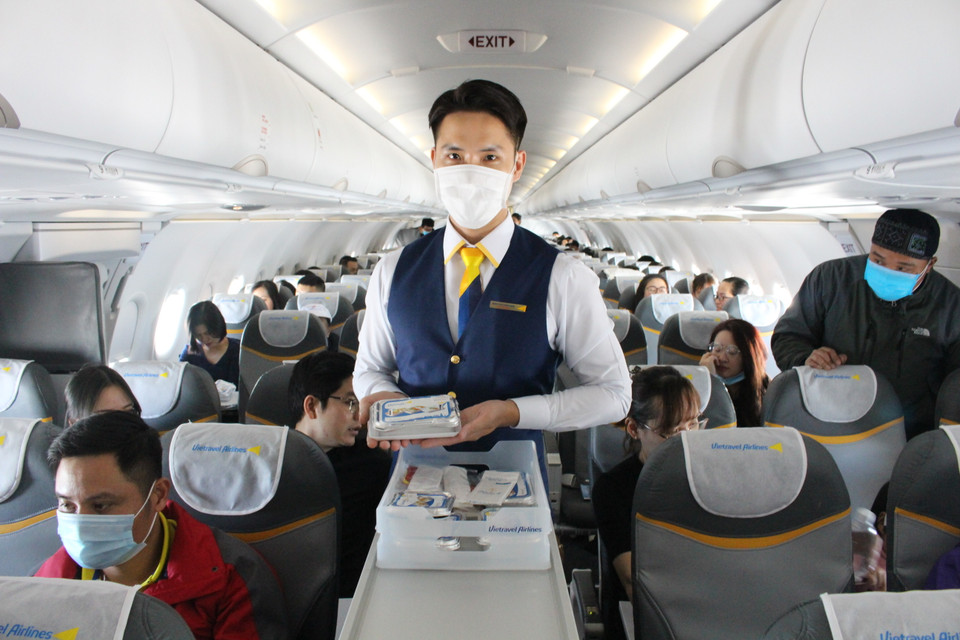 Sau khi hành khách an tọa, tiếp viên bắt đầu phục vụ các suất ăn nhẹ. (Ảnh: Minh Anh/Vietnam+)