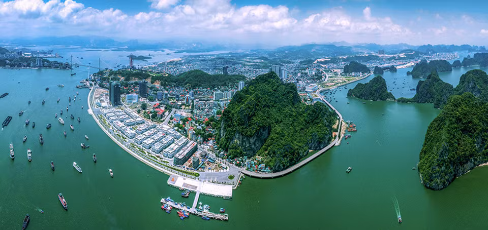 Huy chương vàng chủ đề 'Hạ Long-Quảng Ninh-Góc nhìn mới' được trao cho tác giả Huỳnh Văn Truyền với bộ ảnh 'Hạ Long nhìn từ trên cao' (gồm 5 ảnh). (Nguồn ảnh: BTC)