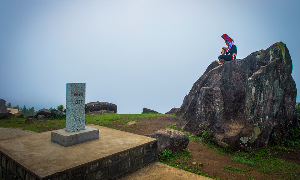 Huy chương bạc chủ đề 'Hạ Long-Quảng Ninh-Góc nhìn mới' được trao cho tác giả Trần Cao Bảo Long với bộ ảnh 'Người Dao bên cột mốc 1327.' (Nguồn ảnh: BTC)