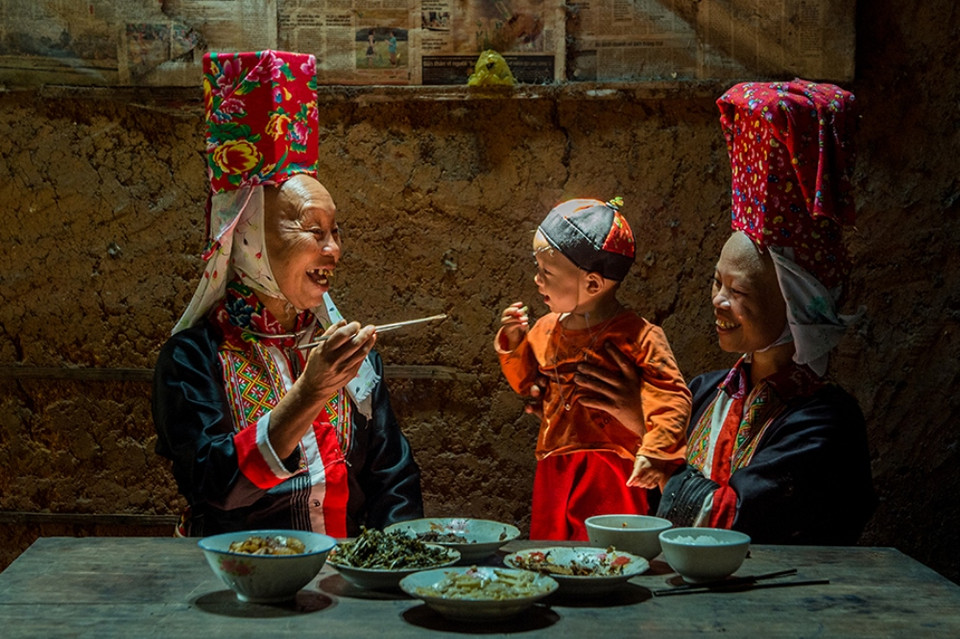 'Người Dao bên cột mốc 1327.' (Nguồn ảnh: BTC)