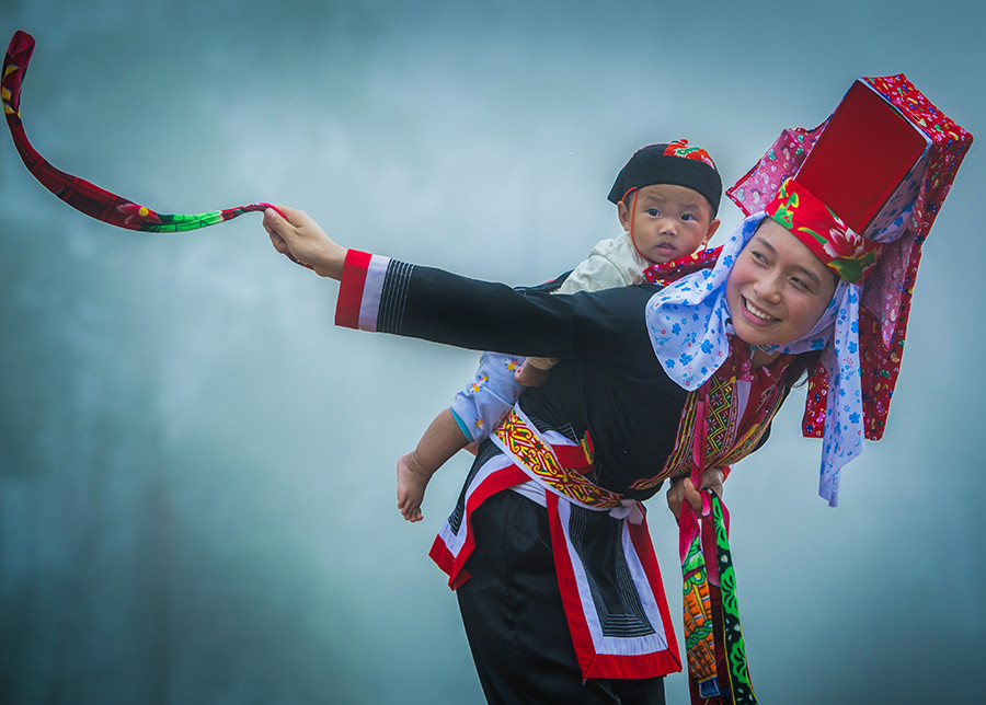 'Người Dao bên cột mốc 1327.' (Nguồn ảnh: BTC)