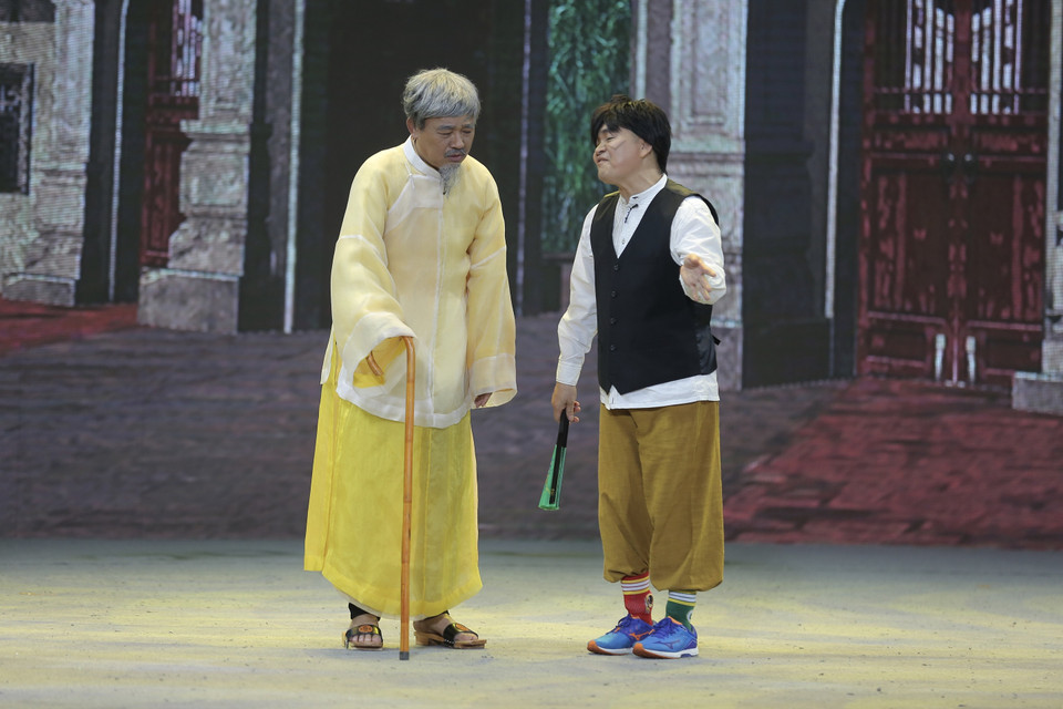 Ở 'Gặp nhau cuối năm' Tết Canh Tý, diễn viên Quốc Khánh (trái) vào vai Lão Hạc. (Ảnh: Vietnam+)