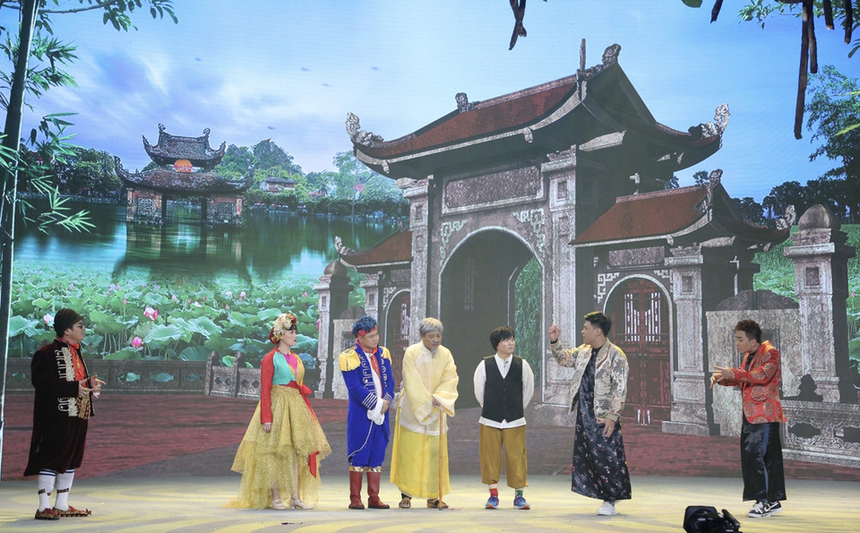 Chương trình lấy bối cảnh là làng Vũ Đại thời hội nhập với mong muốn phát triển du lịch, kinh tế để thay đổi diện mạo làng quê, đời sống con người với nhiều câu chuyện, chi tiết hài hước… (Ảnh: Vietnam+)