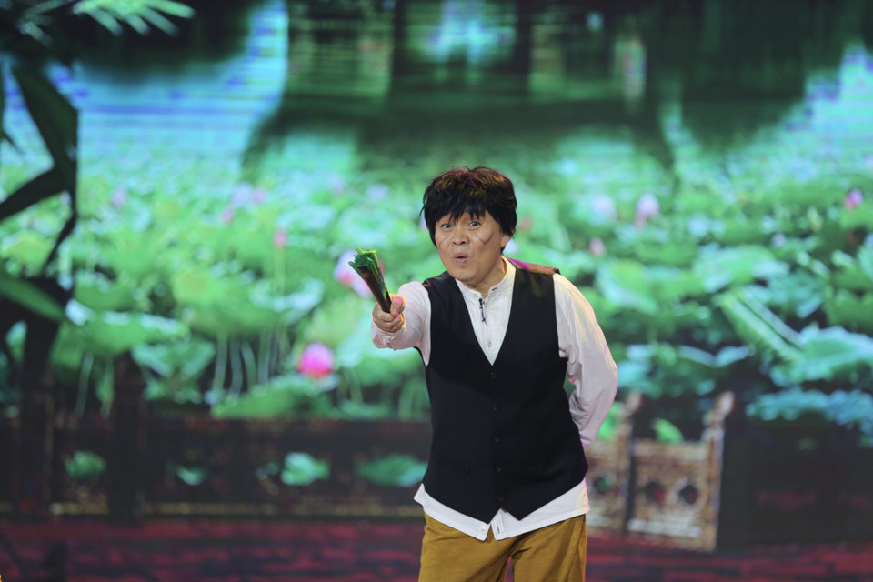 Chí Phèo qua diễn xuất của nghệ sỹ Xuân Hinh. Ngoài việc rạch mặt ăn vạ, 'Chí Phèo' Xuân Hinh còn thể hiện nhiều ca khúc dí dỏm. (Ảnh: Vietnam+)