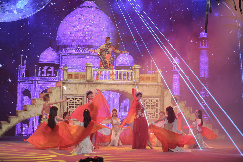 'Gặp nhau cuối năm' có sự kết hợp của nhiều loại hình nghệ thuật: sân khấu, ca hát, múa dân gian, múa đương đại, nhạc kịch… (Ảnh: Vietnam+)