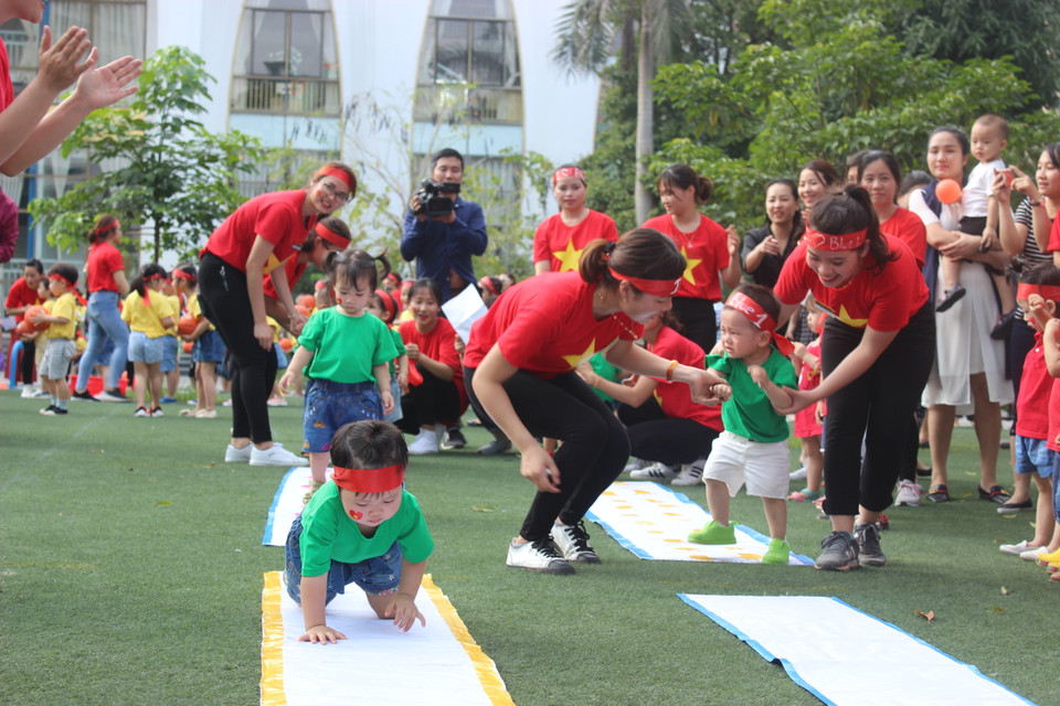 Các bạn lớp bé bỗng dưng không thích chơi khiến các cô phải động viên. (Ảnh: PV/Vietnam+)