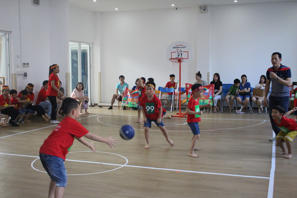 Cạnh tranh chơi bóng đầy... chuyên nghiệp. (Ảnh: PV/Vietnam+)