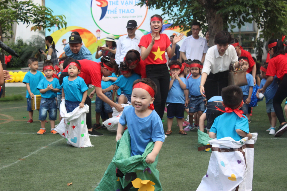Học sinh lớp mẫu giáo lớn ra sức nhảy bao bố về đích. (Ảnh: CTV/Vietnam+)