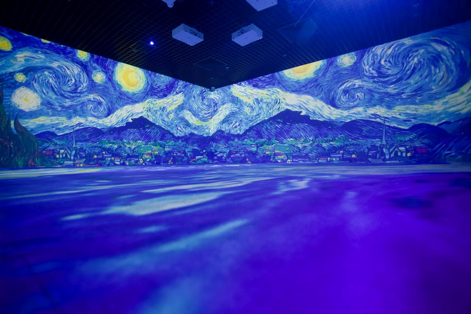 Bằng công nghệ 3D Mapping cùng với hiệu ứng âm thanh đa chiều, I-Museum đã đưa người xem vượt thời gian, trở về quá khứ để đắm vào khung cảnh bầu trời đêm đầy sao huyền ảo, kỳ bí. (Ảnh: Tuấn Anh/Vietnam+)